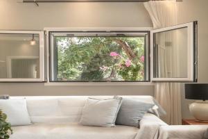 Tatiana's House, Perama