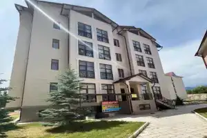 Vzmore Apartments, Basteri