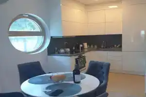 AVAbys apartman, Przno