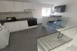 Apartments R&B, Baska