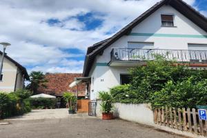 Deluma Apartments, Rust