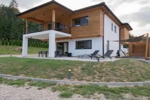 Hyggemate - Nordic Villa with Sauna & Jacuzzi Retreat, Sarnitsa