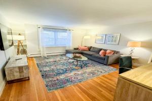 Sun-filled 2BR, In-Unit Laundry, Near T & Medical Guest house, Brookline