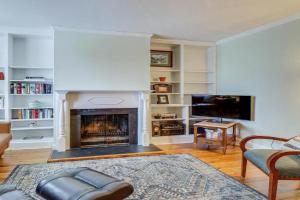 Walk to Old Town Chic Abode with Patio! Guest house, Alexandria