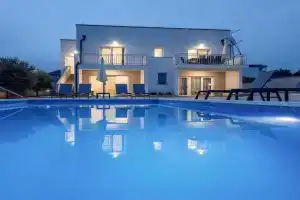 4 Bedroom Gorgeous Home In, Vrsi