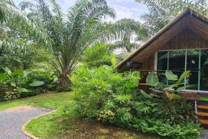 Tee Bungalow in the jungle Hotel, Ao Nam Mao