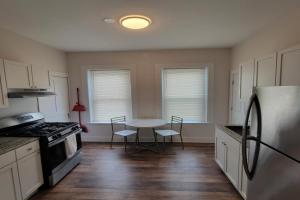 Walk to 3 Bedrooms 4 Beds, Niagara Falls