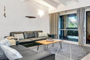 'Treetops at Glenelg' Coastal Stay with Leafy Patio Apartments, Adelaide