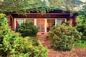 Holzhaus Bärenhöhle am Wald und See Guest house, Neuruppin