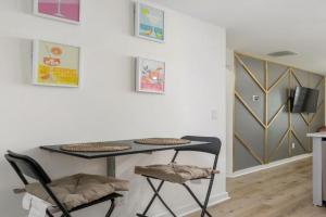 Chic 2-Bed Haven with Vibrant Décor in SE Apartments, Atlanta