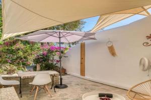 The Tiny House, Parikia