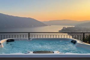 Villa amazing lake view with jacuzzi, private garden and gym, Cernobbio