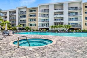Waterfront, Pet-Friendly Condo with Pool, Spa, and Fitness Center near Downtown Guest house, Sarasota