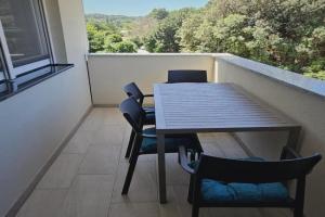 Mars E-4 Apartments, Bagnole