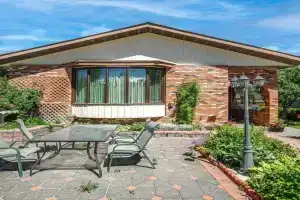 Nice 3 Bedroom 2 Bathroom Home Fenced yard near Downtown and YYC Pet OK, Calgary