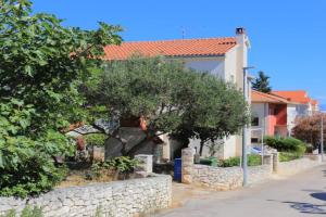 Apartments with parking space, Brac - 21655, Supetar