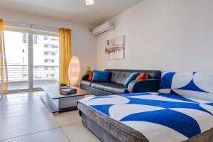 Modern 2BR Apt with Balconies in St Julians, Paceville - APT 5 by Vaganza Apartments, Pembroke