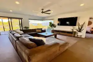 4-Bedroom Two-Storey House With Views, Near Beach, Hobart