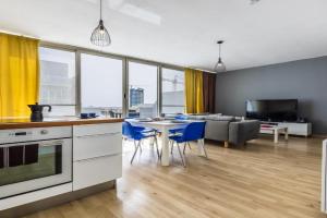 Cosy 2BR Sunlit Penthouse with Large Front Terrace - Close to St Julian's, Sliema, & Valletta, San Gwann