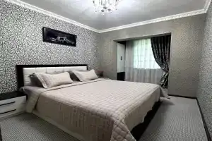 Uyutnaya posutochnaya v tsetrea na m Oybek Apartments, Tashkent