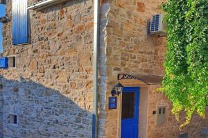 Domus Lapidea Apartments, Postira