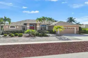 S exposure home with pool and walk to beach/food Guest house, Marco