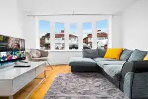 The Rock, Elegant 4 Bedroom House, Solihull, close to NEC, sleeps 8, Birmingham