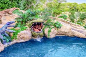 Bomb Dot Com with Dinosaur Waterslide Guest house, Indio