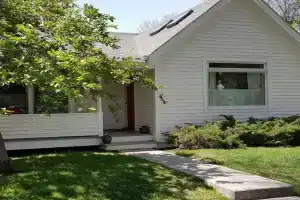 Intown Contemporary Prime Street, Fenced Yard, Bright And Open Concept Design Guest house, Bozeman