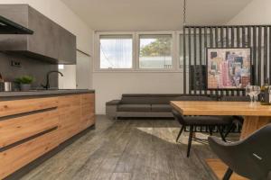 Apartment Ena - Located in quiet area 500m of the sea, Pula