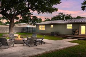 Ufer Haus - Game Room Fire Pit Walk to Main, Fredericksburg