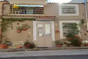La Casa Di Piero e Mary, Brucoli