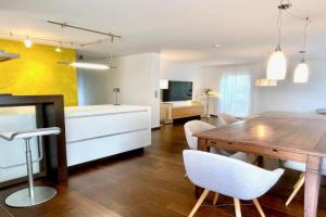 LudwigsHome - Zentral, 120qm, Kostenloser Parkplatz, Terrasse, SmartTV Apartments, Ludwigsburg