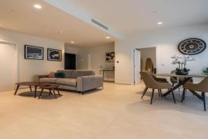 Luxury apartment with common skypool in the prestigious Mercury Tower by SF HOMES, Pembroke