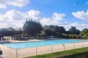 Stunning Apartment In With Wifi, Bredene
