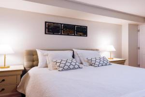 1,200sq ft comfy home, perfect location, luxury bedding, feels like home! Apartments, Mississauga
