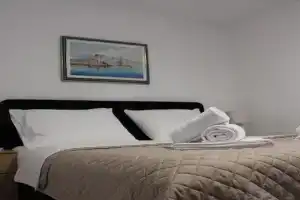 Apartman M&A&M 2 minute away from beach, Karlobag
