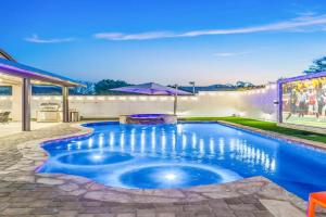 Hollywood Hideaway with 158" Poolside TV and 2 Arcades Guest house, Indio