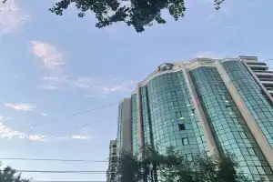 Komfortabelnaya 2-h komnatnaya v 100m ot metro Alatau Apartments, Almaty