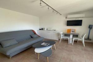 Appartement T2 - place de parking - piscine collective - climatisation réversible Apartments, St. Maries-de-la-Mer