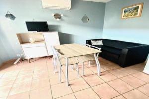 T2 cabine avec piscine collective, parking, climatisation, pour 4 personnes Apartments, St. Maries-de-la-Mer