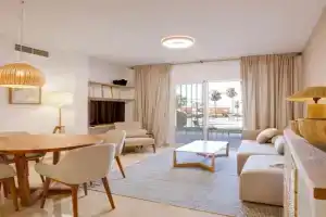 No10 - Beachfront close to port, 2 bedroom, 2 bathroom, sleeps 5, Estepona
