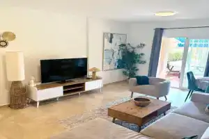 No1 - Beachfront, close to port, 2 bedroom, 2 bathroom, sleeps 5, Estepona