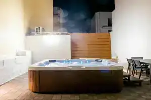 Villa Luciano - Rooftop Jacuzzi, BBQ, Billiards & Steps from Sea, St Julians