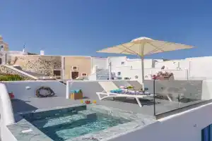Crown Cactus Cave Suite Villa, Messaria