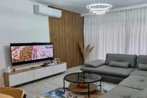 Aurora apartment Qerret, Golem