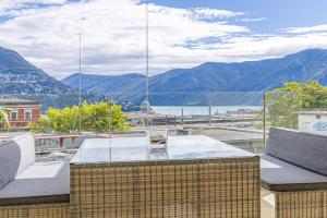 Imperial of 2 with a lake view and garden behind the station and 10 min from the lake of Apartments, Lugano