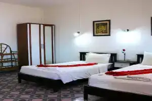 Deng's Budget Room, Kamala