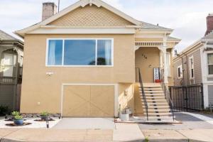 The Black and White House, Oakland