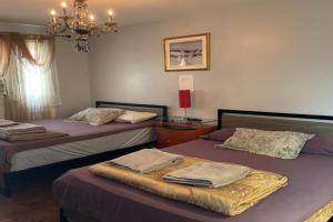 Self service small breakfast, 2 double beds private room, Montreal